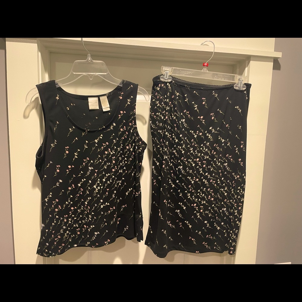 Emma James size medium black sleeveless 2piece skirt & blouse with tiny flowers